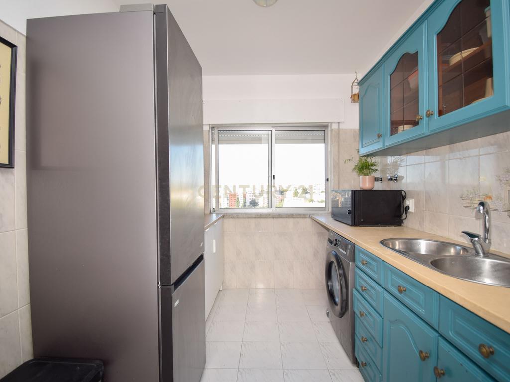 Apartamento T2 com Garagem, Arrecadação e Excelente Luminosidade – Arroja, Odivelas - Image 7