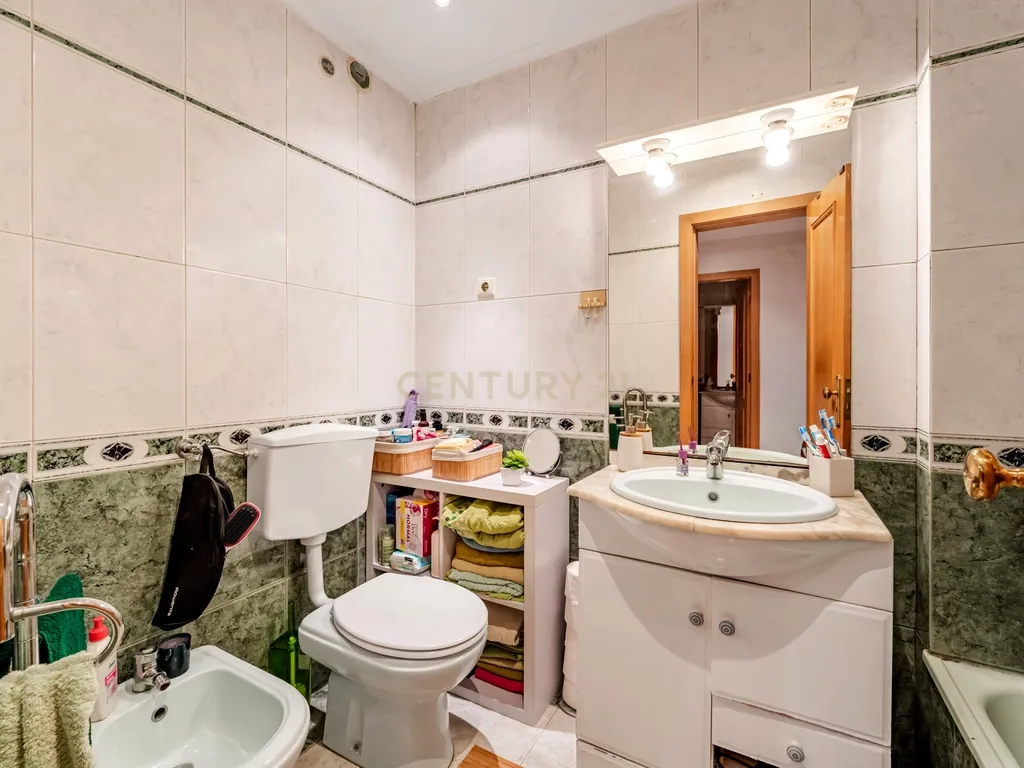 Apartamento T3 com Vista desafogada e parqueamento, no Feijó - Almada - Image 26