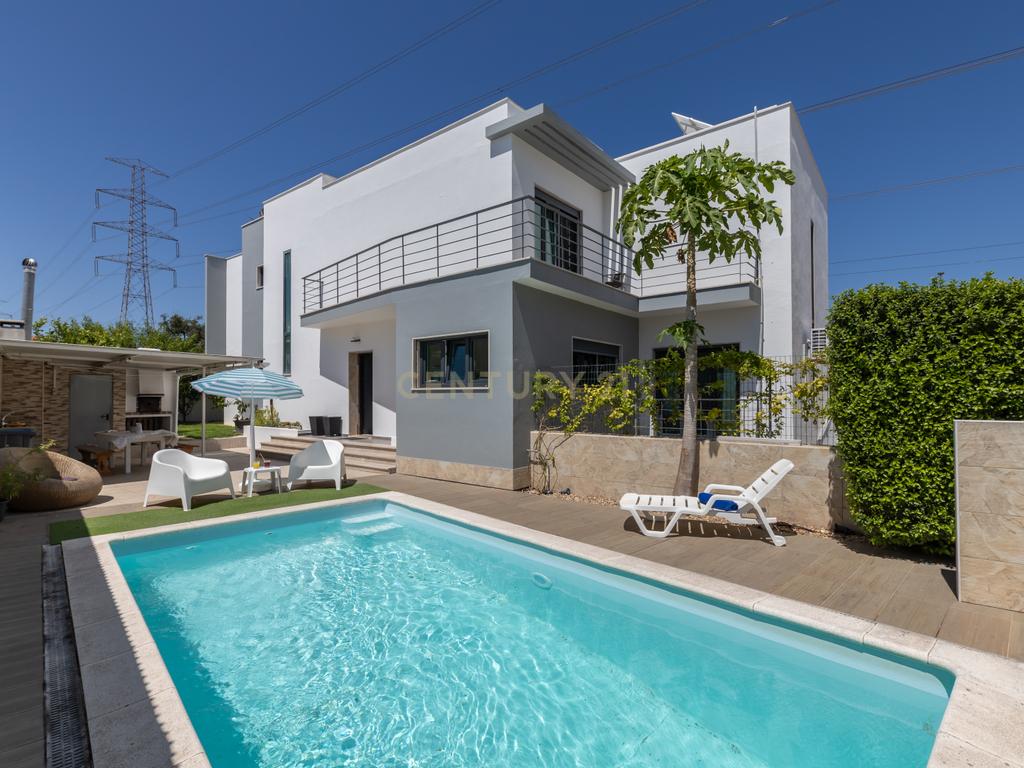 🌳 Moradia T4 Isolada com Jardim e Terraço na Quinta da Serralheira 🌞 - Image 1