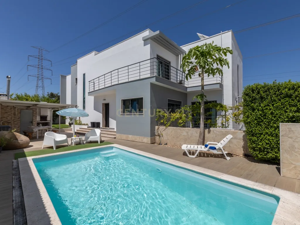 🌳 Moradia T4 Isolada com Jardim e Terraço na Quinta da Serralheira 🌞 - Image 1