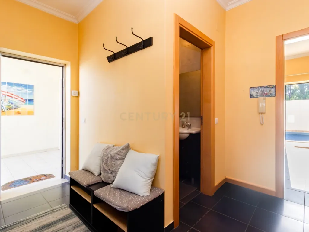 Moradia T4 com Piscina Privativa na Marinha Grande - Image 4
