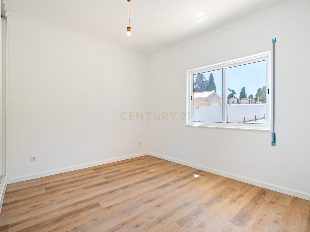 NÃO PERCA ESTA GRANDE OPORTUNIDADE! FANTÁSTICO APARTAMENTO T2 ESPAÇOSO TOTALMENTE REMODELADO MUITO BEM LOCALIZADO PRÓXIMO DE TODAS AS COMODIDADES E SERVIÇOS NO CENTRO DE PORTIMÃO E A POUCOS MINUTOS DAS PRAIAS! - Image 11