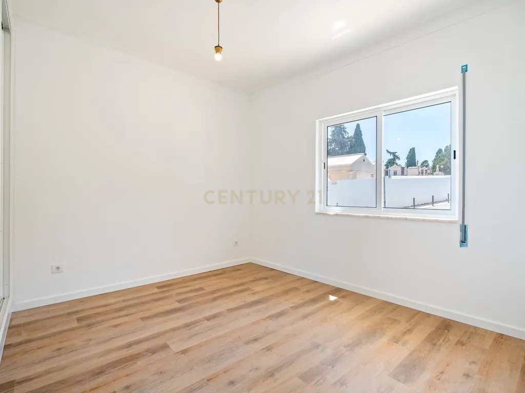 NÃO PERCA ESTA GRANDE OPORTUNIDADE! FANTÁSTICO APARTAMENTO T2 ESPAÇOSO TOTALMENTE REMODELADO MUITO BEM LOCALIZADO PRÓXIMO DE TODAS AS COMODIDADES E SERVIÇOS NO CENTRO DE PORTIMÃO E A POUCOS MINUTOS DAS PRAIAS! - Image 11