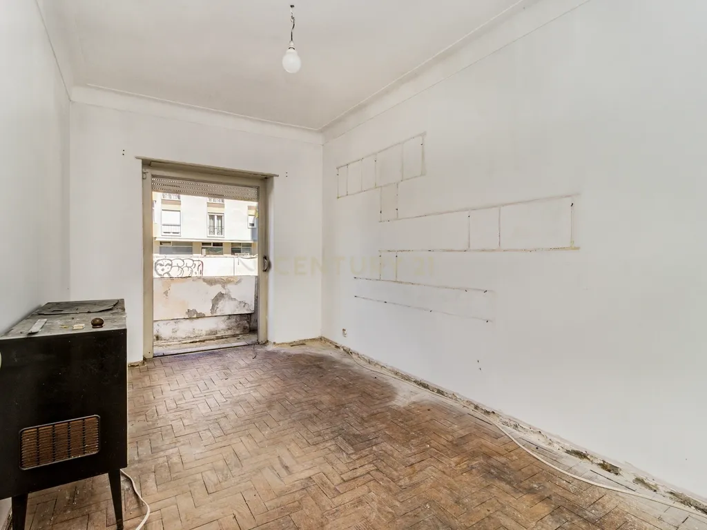 Apartamento T2 em Remodelação - Portela de Sintra - Image 2