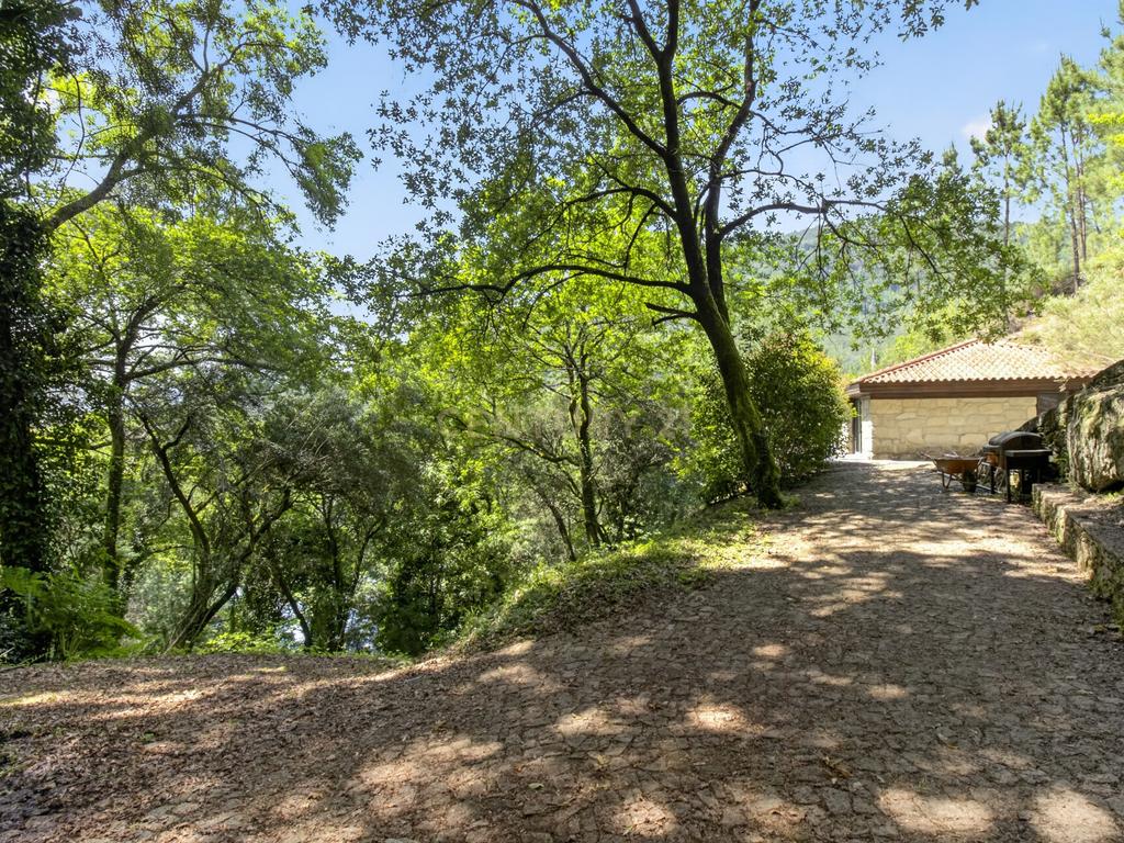 Duas Propriedades Únicas no Gerês com Acesso Direto ao Rio e Ancoradouro Privado - Image 46