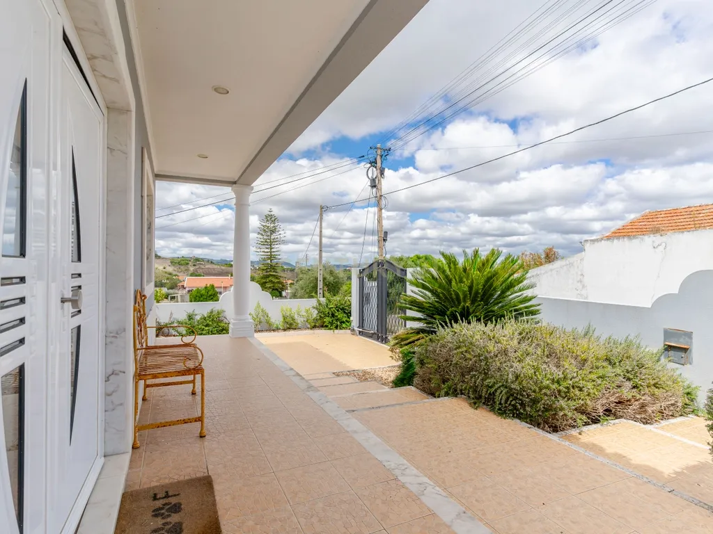 Moradia T4 com Piscina | 426 m² de Construção e Lote de 1.000 m² | Arruda dos Vinhos - Image 38