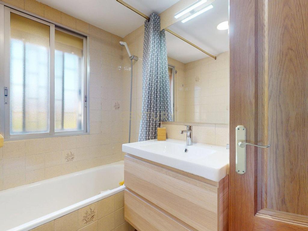 Apartamento Espaçoso com Vista para a Cidade e Montanha em Madrid - Image 36