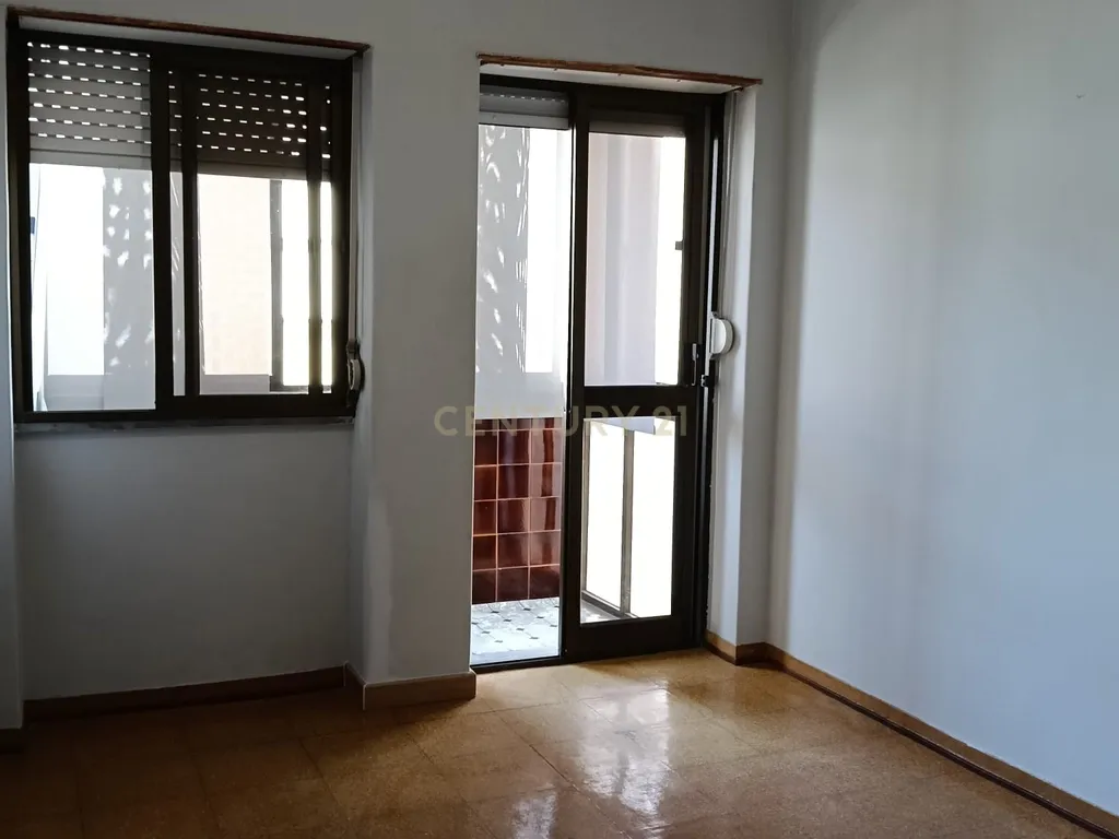 Apartamento na Rua Sebastião da Gama, Barreiro - Image 11