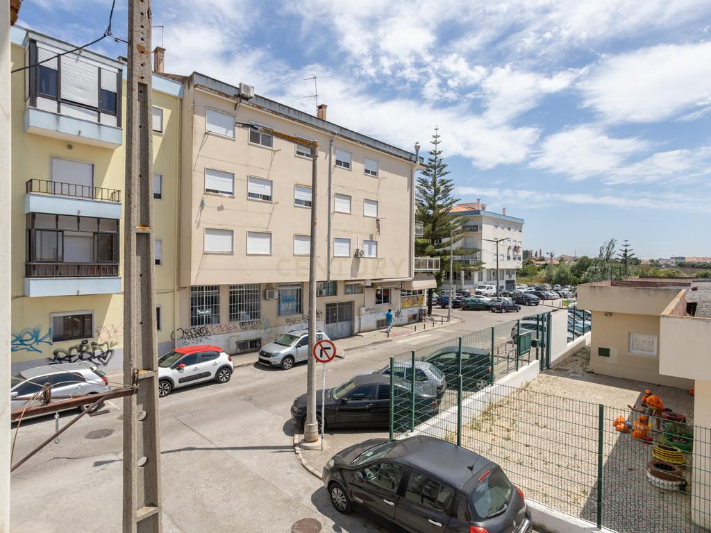 Apartamento T3 mais sótao, num 1 andar em Amora - Seixal - Image 10