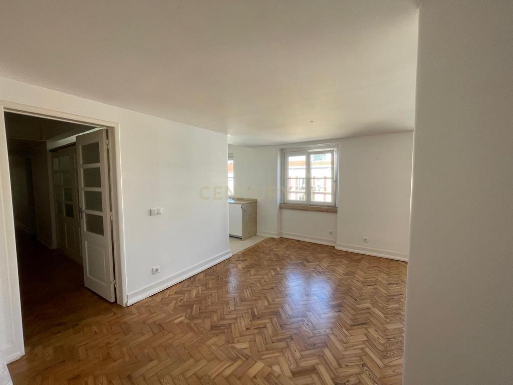 Apartamento T3 renovado para arrendamento na Avenida de Roma com elevador - Image 28