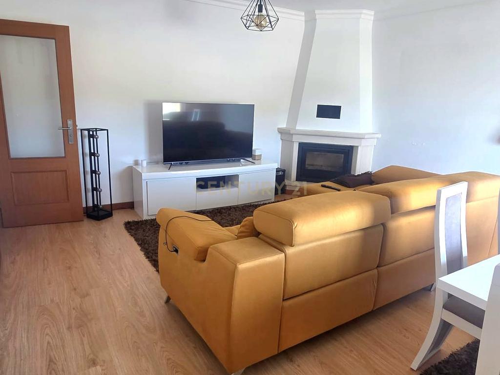 🏡 T2 com Suíte, Varandas e Garagem com Carregamento para Veículo Elétrico - Image 1