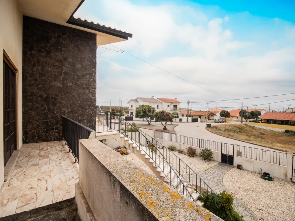 Moradia com vista mar, situada numa aldeia piscatória a 200m da praia - Image 35