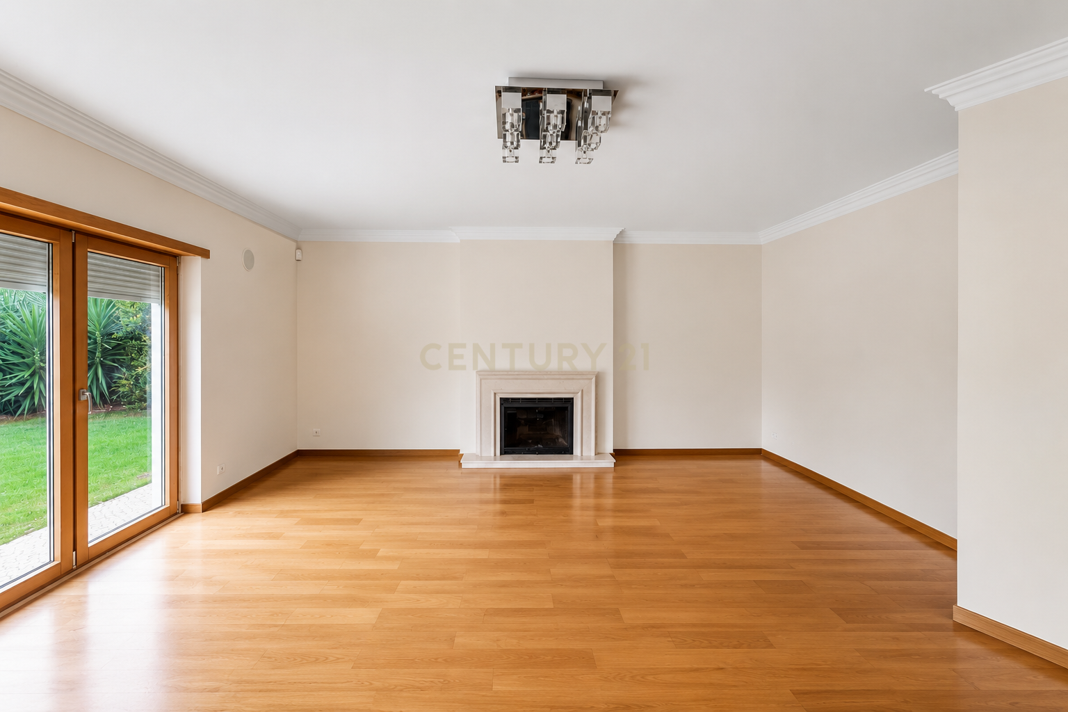 Fotografia 8 de Moradia Isolada T5+1 com Piscina | 3 Suites | Garagem Box | Lote 585m2 | AC | A 8 Minutos a Pé do King's College | Cascais | Torre | Birre | Cobre