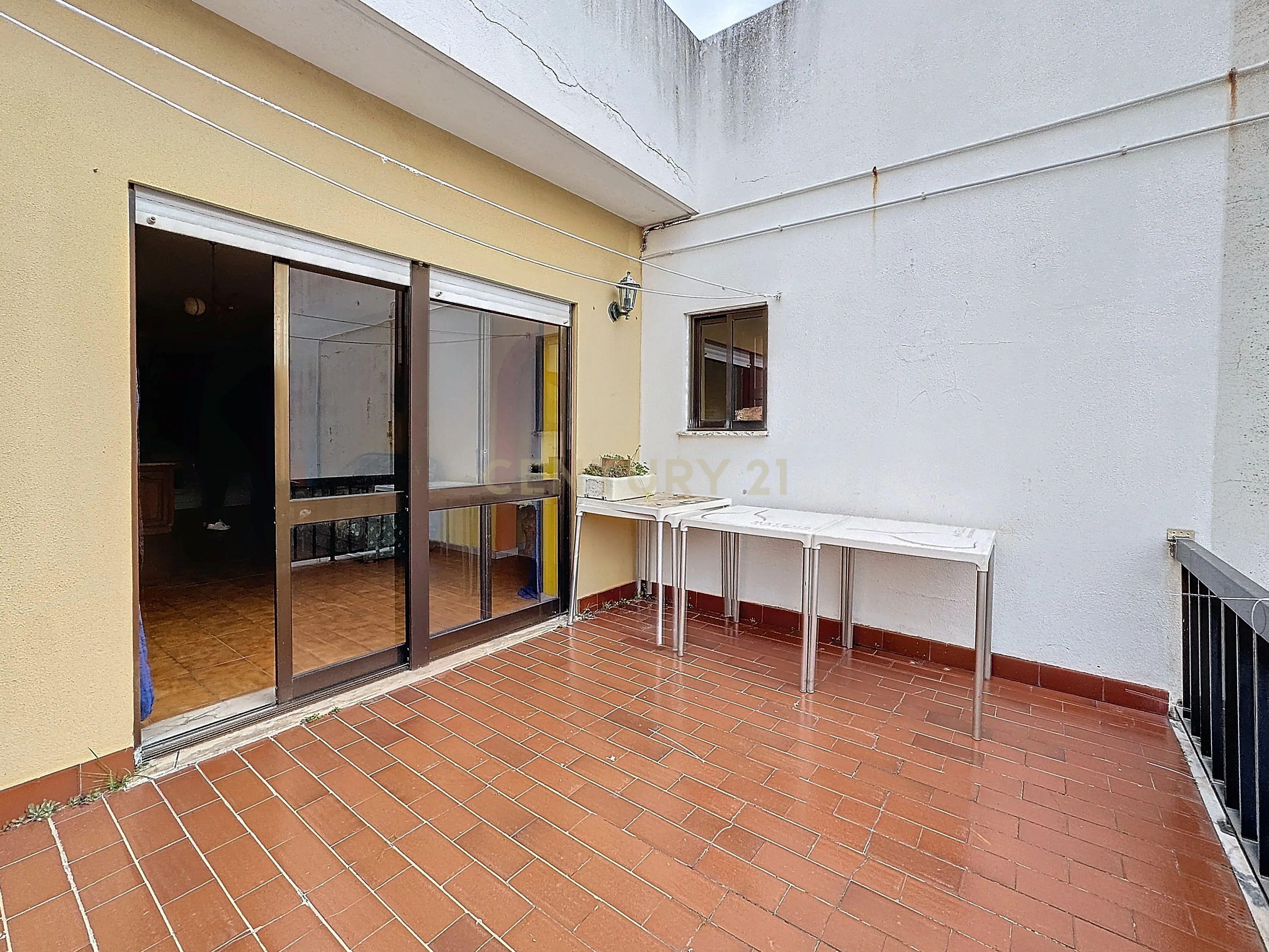Fotografia 3 de Apartamento T2  - Arrendamento - Bem localizado na Nazaré