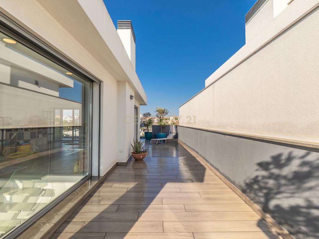 Duplex com terraço! a 5 minutos das praias! Quinta de Santa Teresa! - Image 4