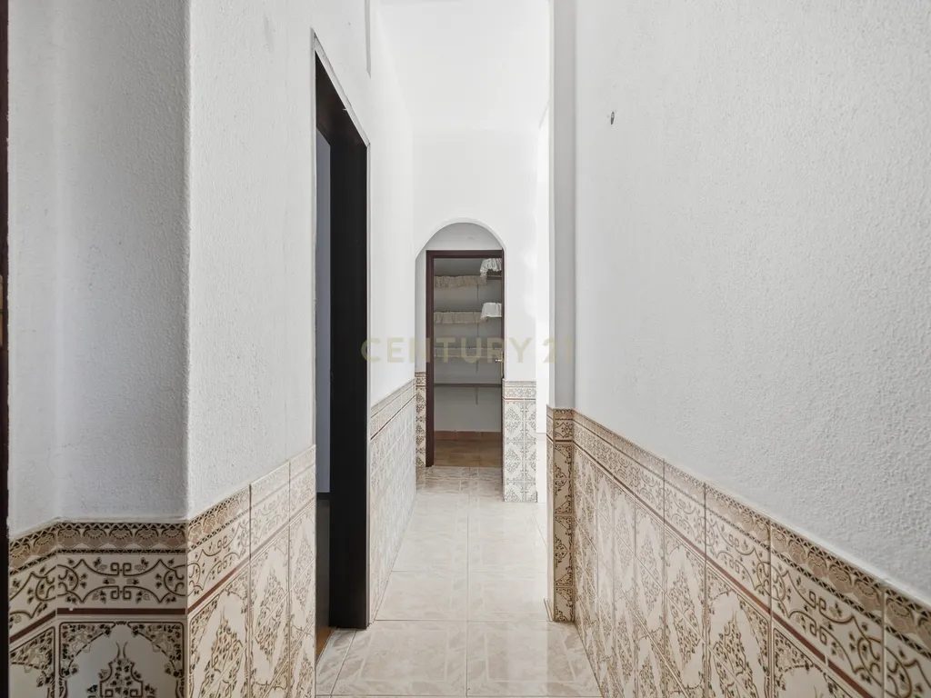 Moradia T7 de dois pisos com garagem, jardim e anexos | Terreno 894 m² na Paz em Mafra - Image 26
