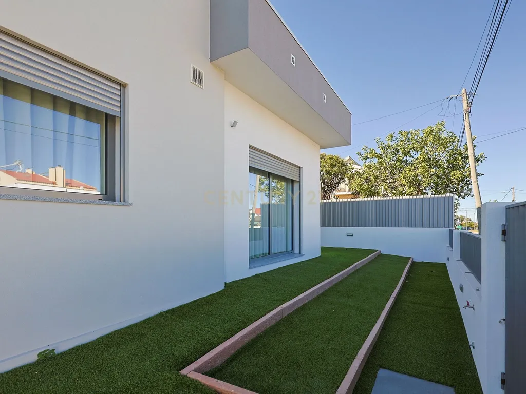 Moradia T3 Isolada com Piscina e Garagem em Fernão Ferro - Image 32