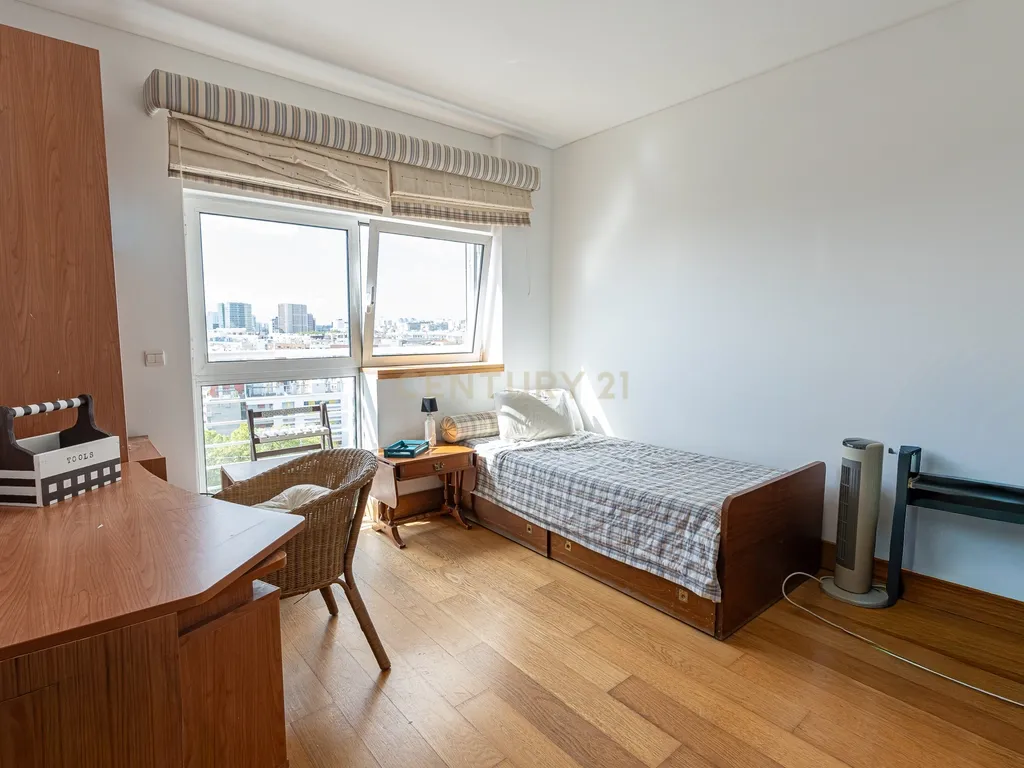 T4 Duplex com Rooftop e Vista Panorâmica sobre o Tejo – Parque das Nações - Image 19