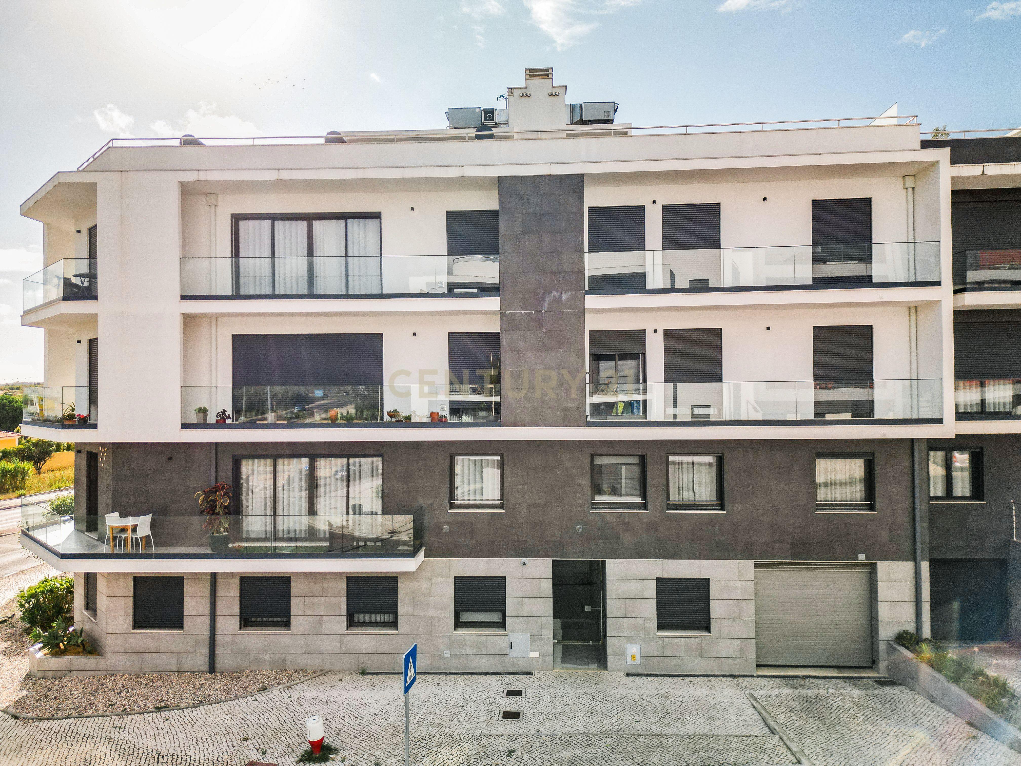 Apartamento T3 Semi-Novo em Caldas da Rainha | 2 Varandas | 2 Parqueamentos