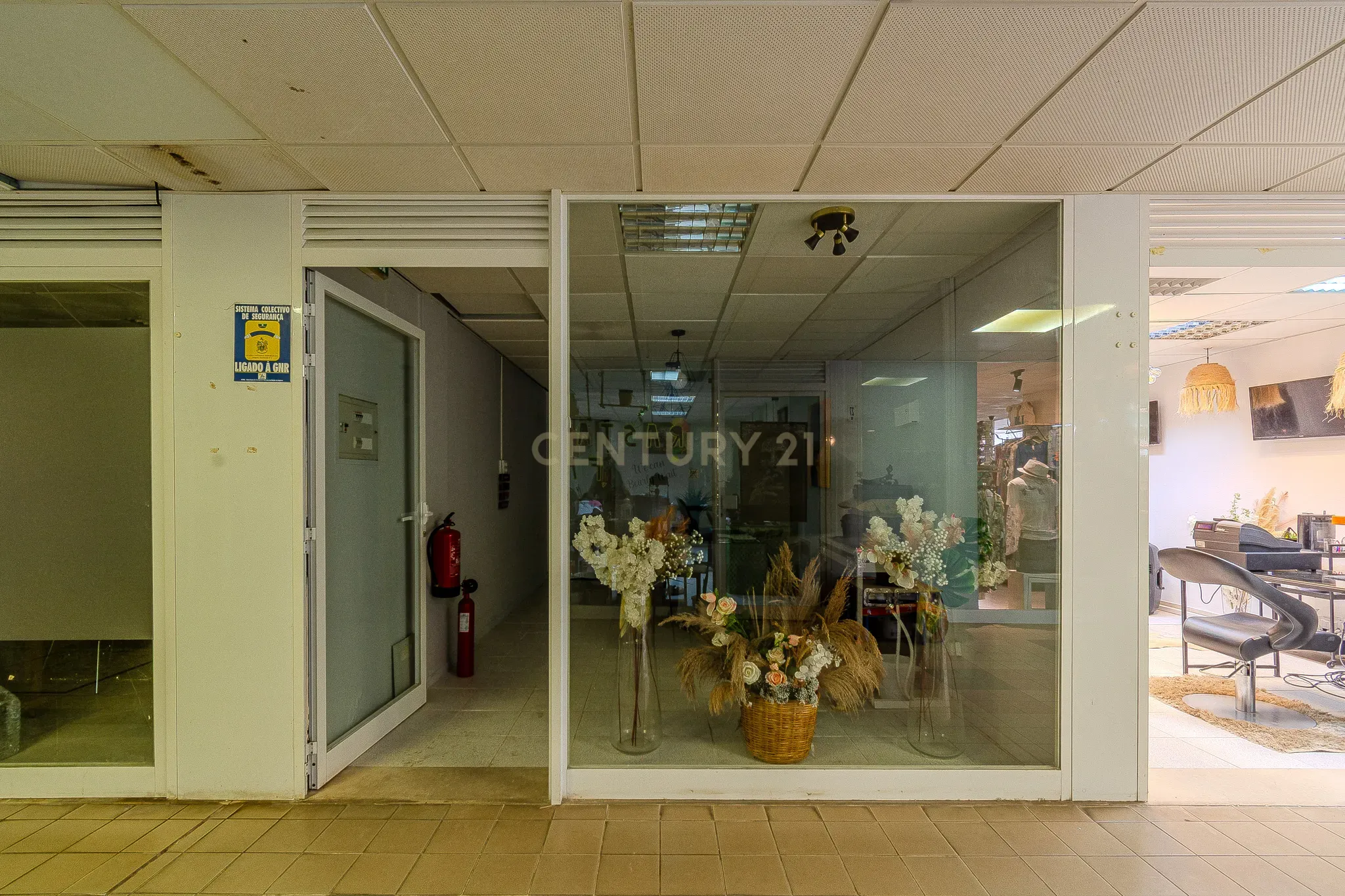 Duas Lojas Comerciais no Centro Comercial Borda d’Água -  Albufeira - Image 4