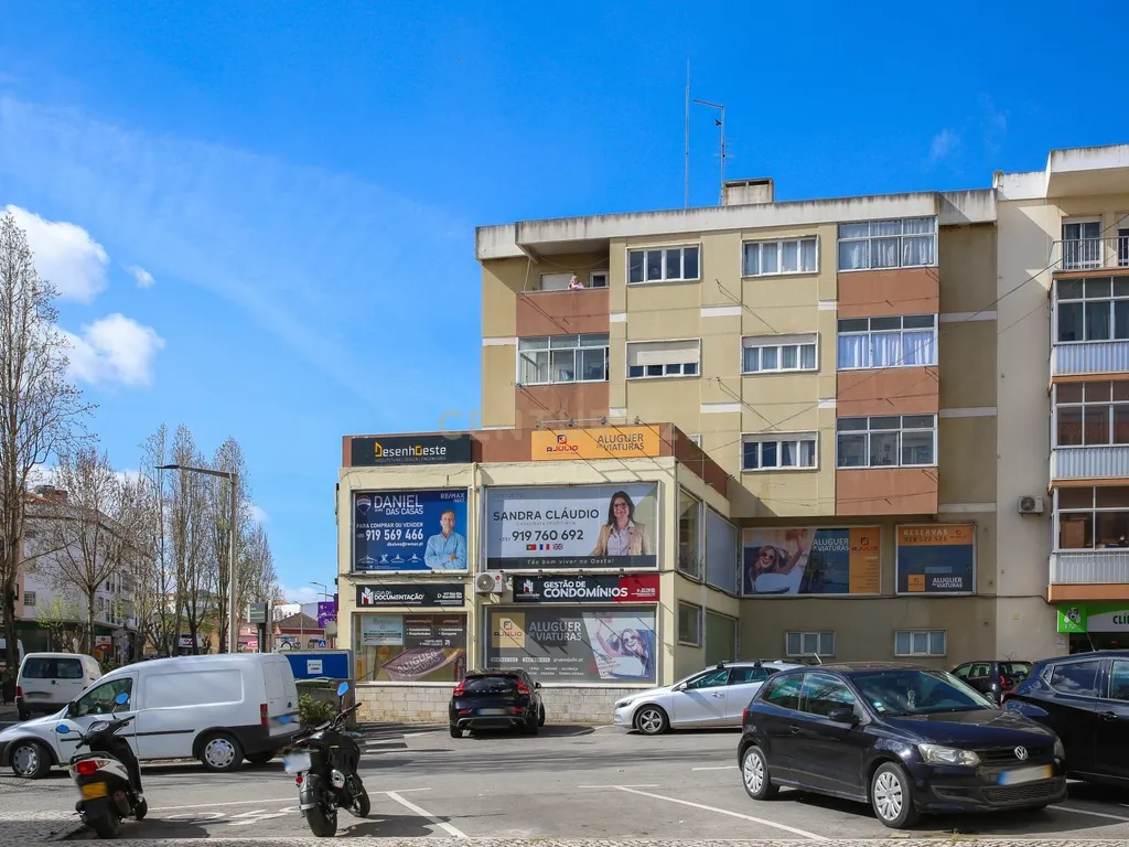 Prédio no Centro da Lourinhã - Image 2