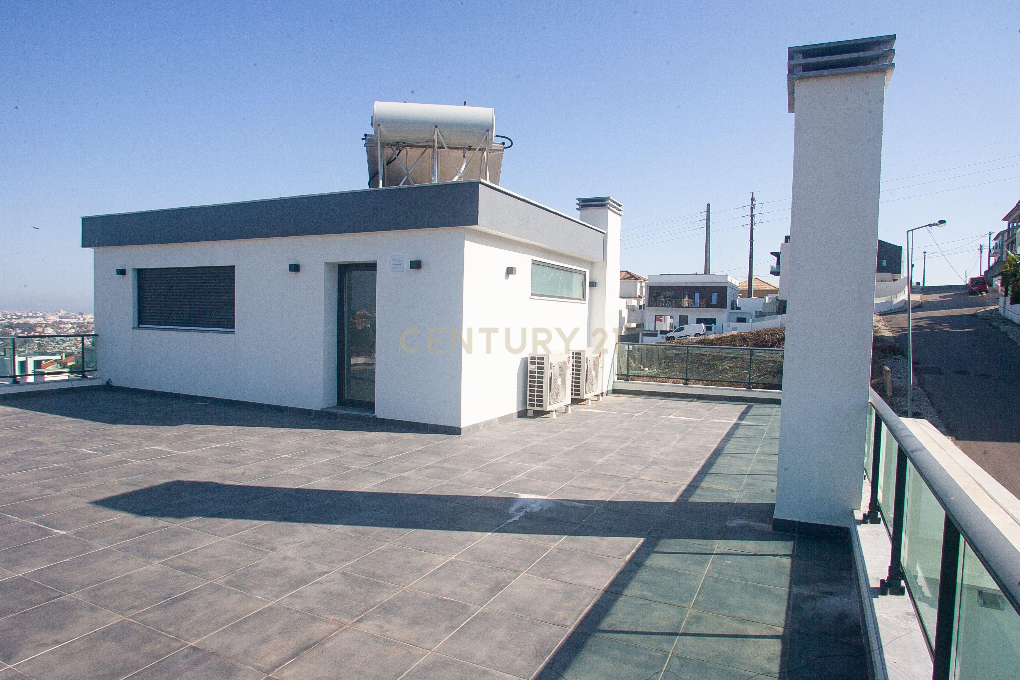 MORADIA T5 + 3 EM FAMÕES, COM PISCINA, JARDIM E BOX PARA 4 CARROS - Image 45
