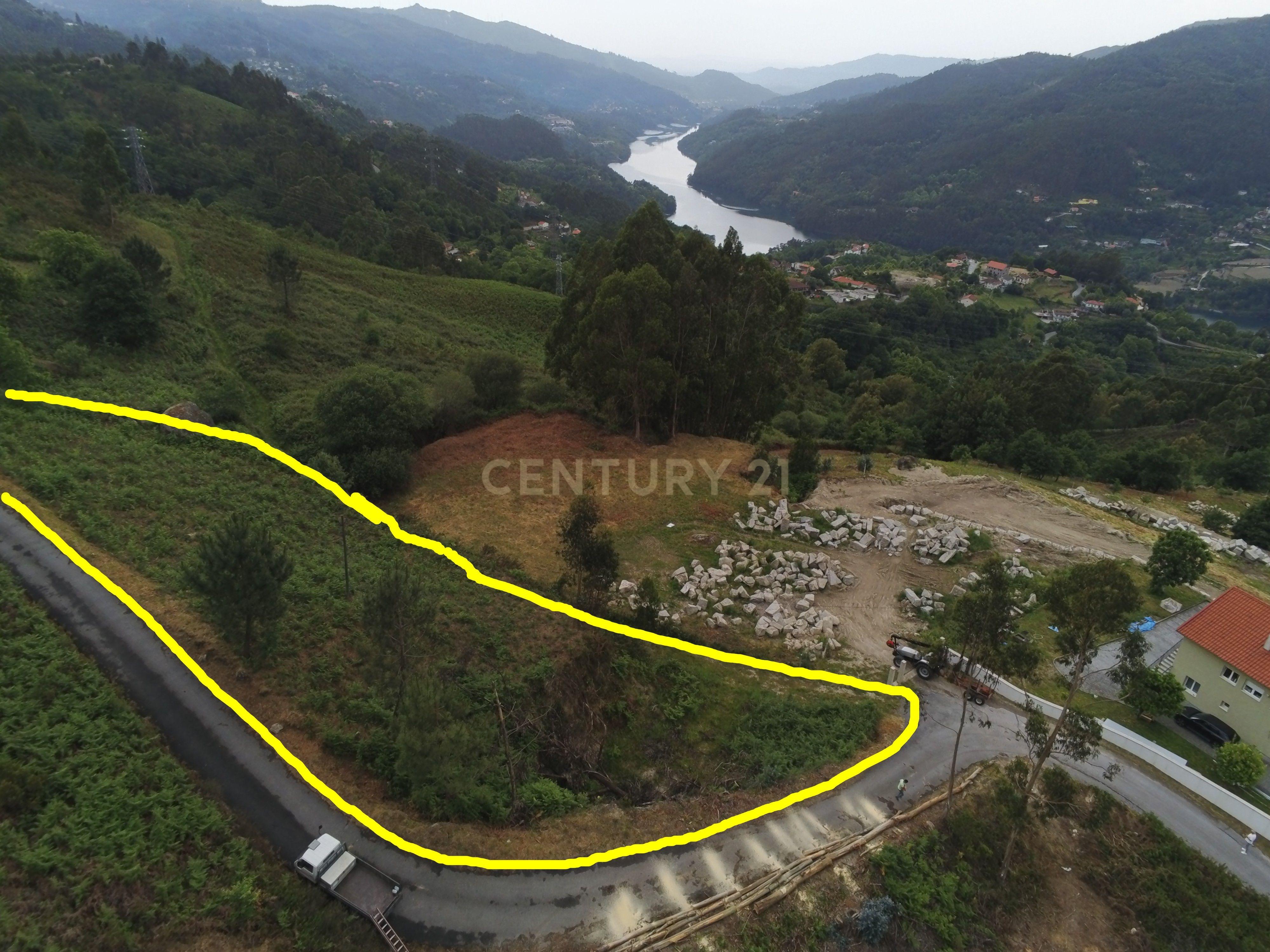 Fotografia 3 de Terreno Único com 2.500 m² e Vistas Deslumbrantes sobre o Rio – Gerês
