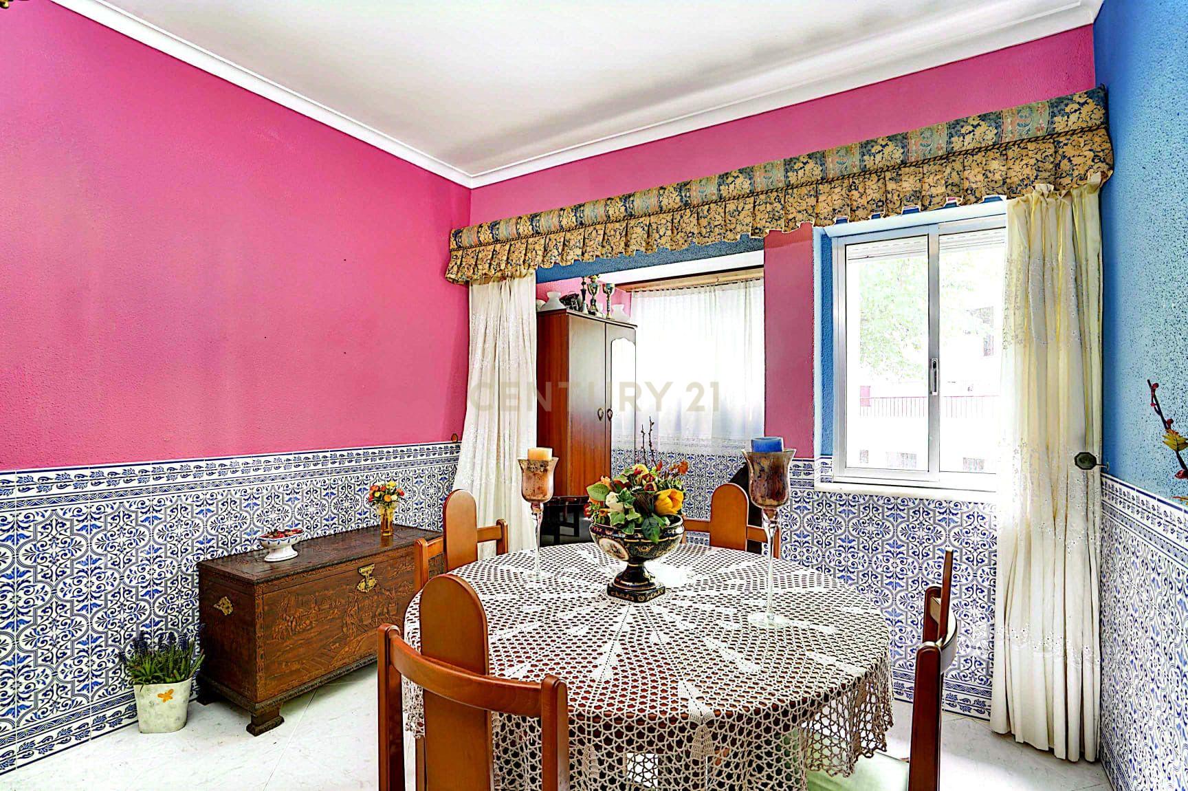 Fotografia 7 de Apartamento T3 convertido em T2 em Linda-A-Velha - excelente localização