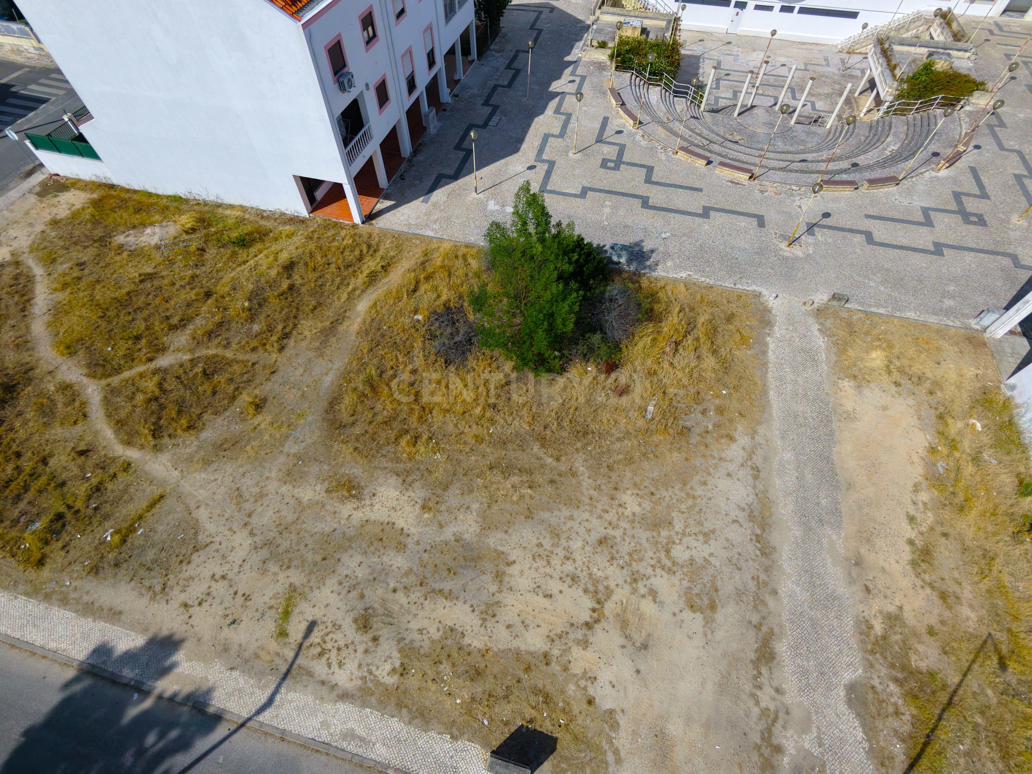 Fotografia 3 de Terreno Urbano para Construção de Moradia T4 com Loja - Sobreda, Almada