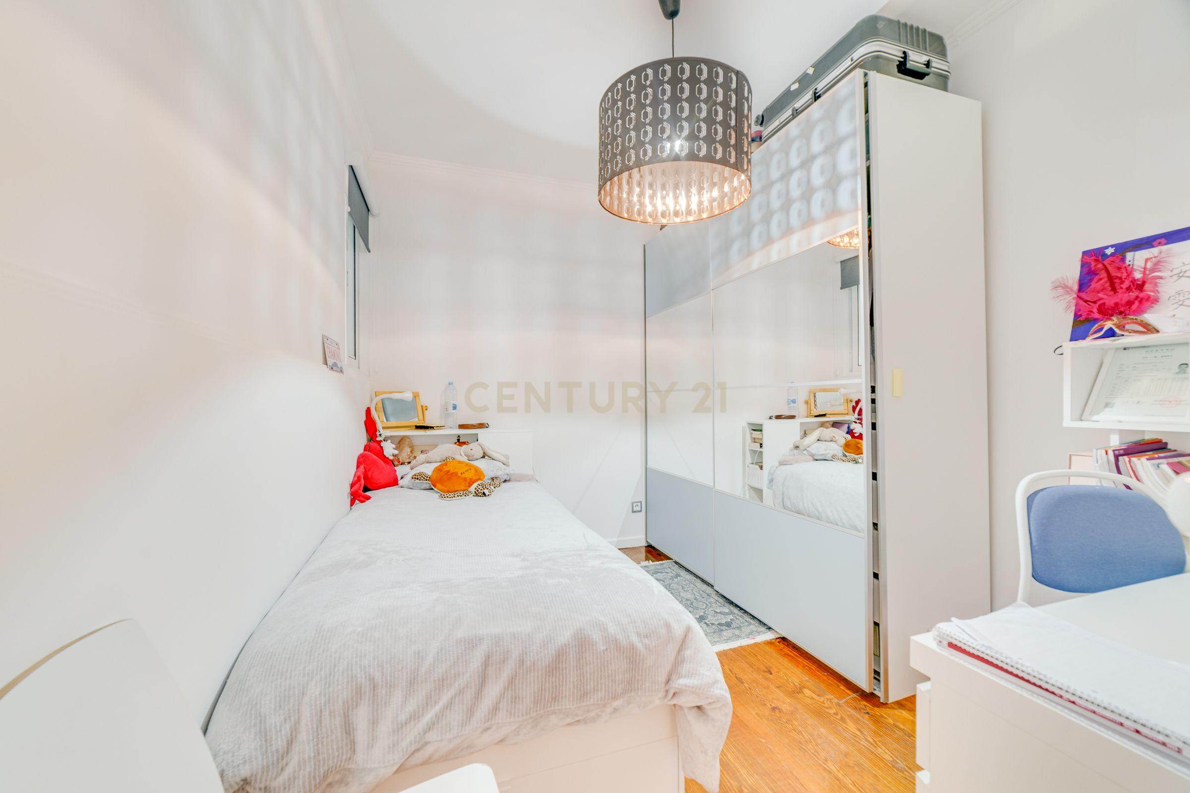 Apartamento T3 Remodelado e com Terraço no Alto de Santo Amaro – Alcântara - Image 24