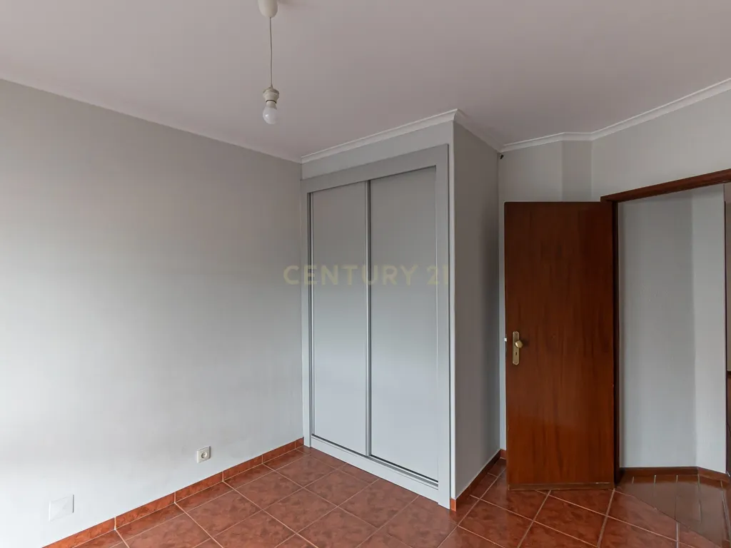 T2 Renovado com Vista Cidade – Rua de São Roque da Lameira, Campanhã - Image 12