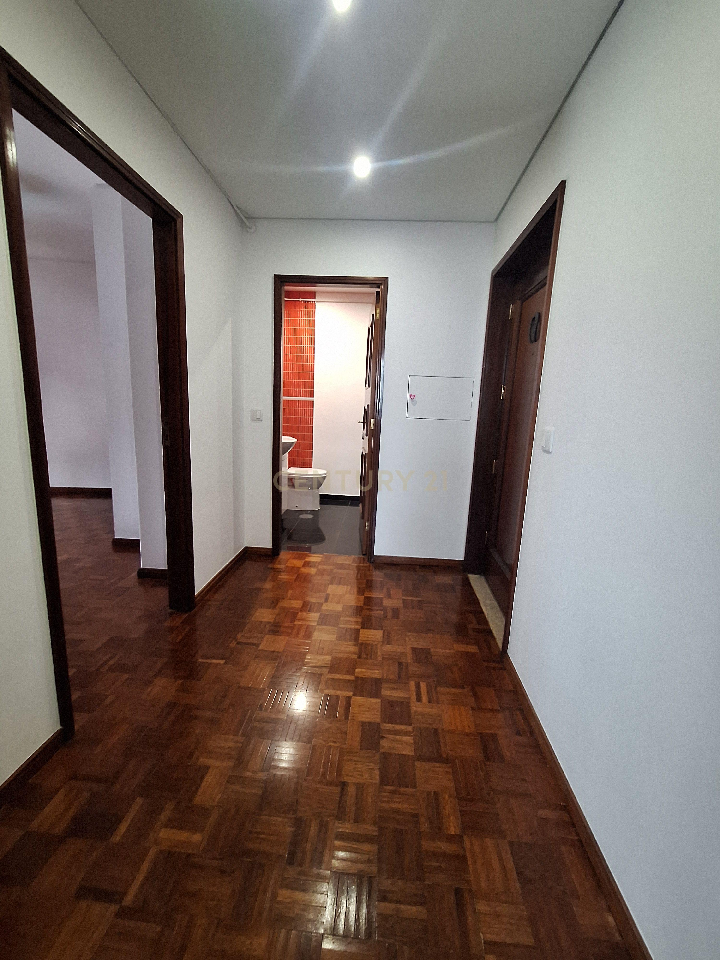Fotografia 12 de Excelente Apartamento T1 com Varanda, Garagem e Arrumos na Rua de Costa Cabral, Porto