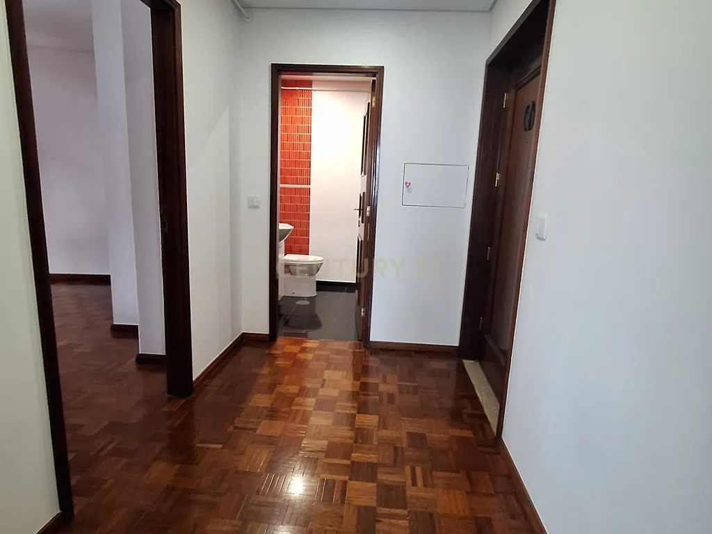 Excelente Apartamento T1 com Varanda, Garagem e Arrumos na Rua de Costa Cabral, Porto - Image 12
