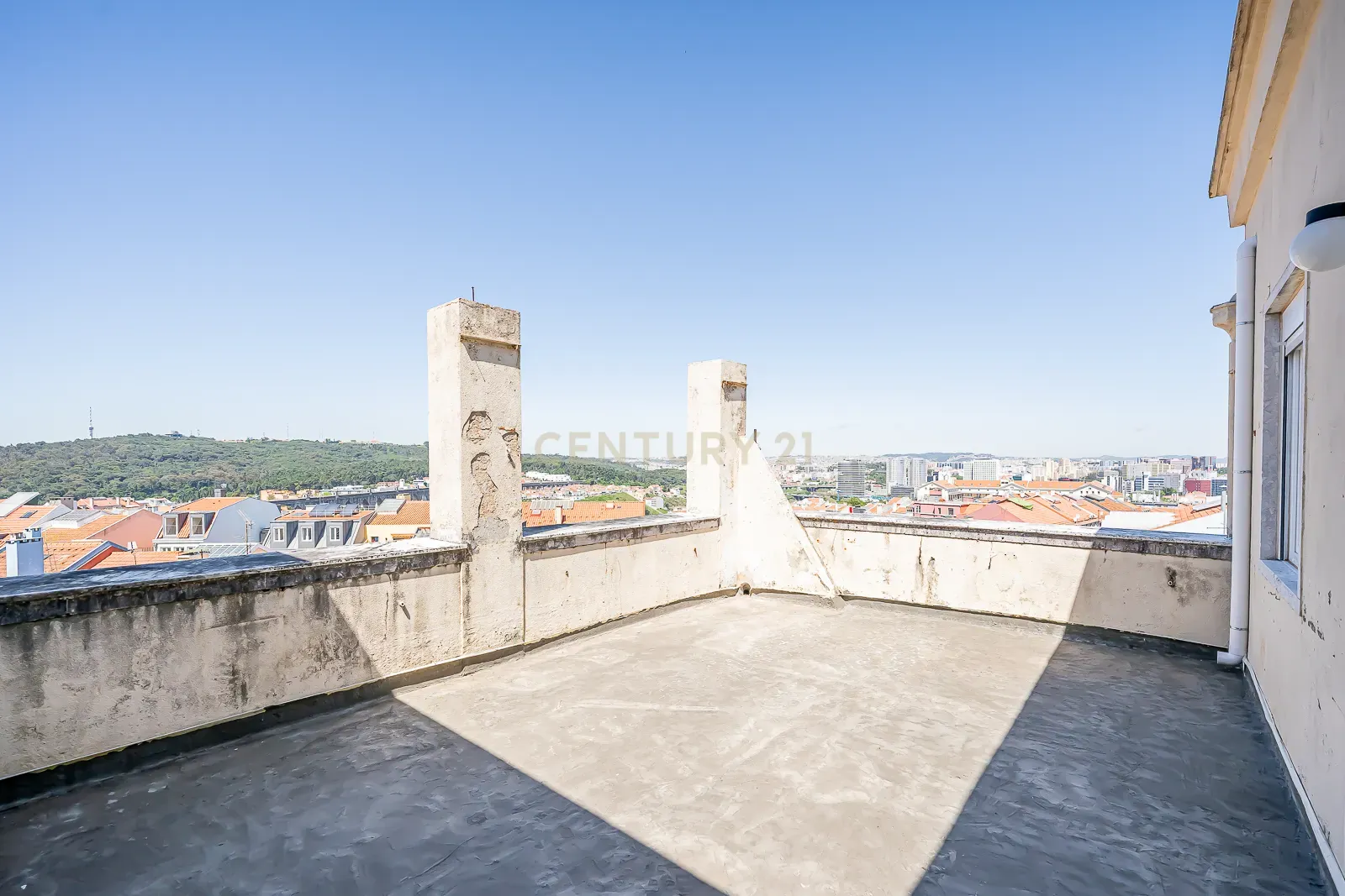 T4 com Terraço e Vista sobre Monsanto em Campolide - Image 3