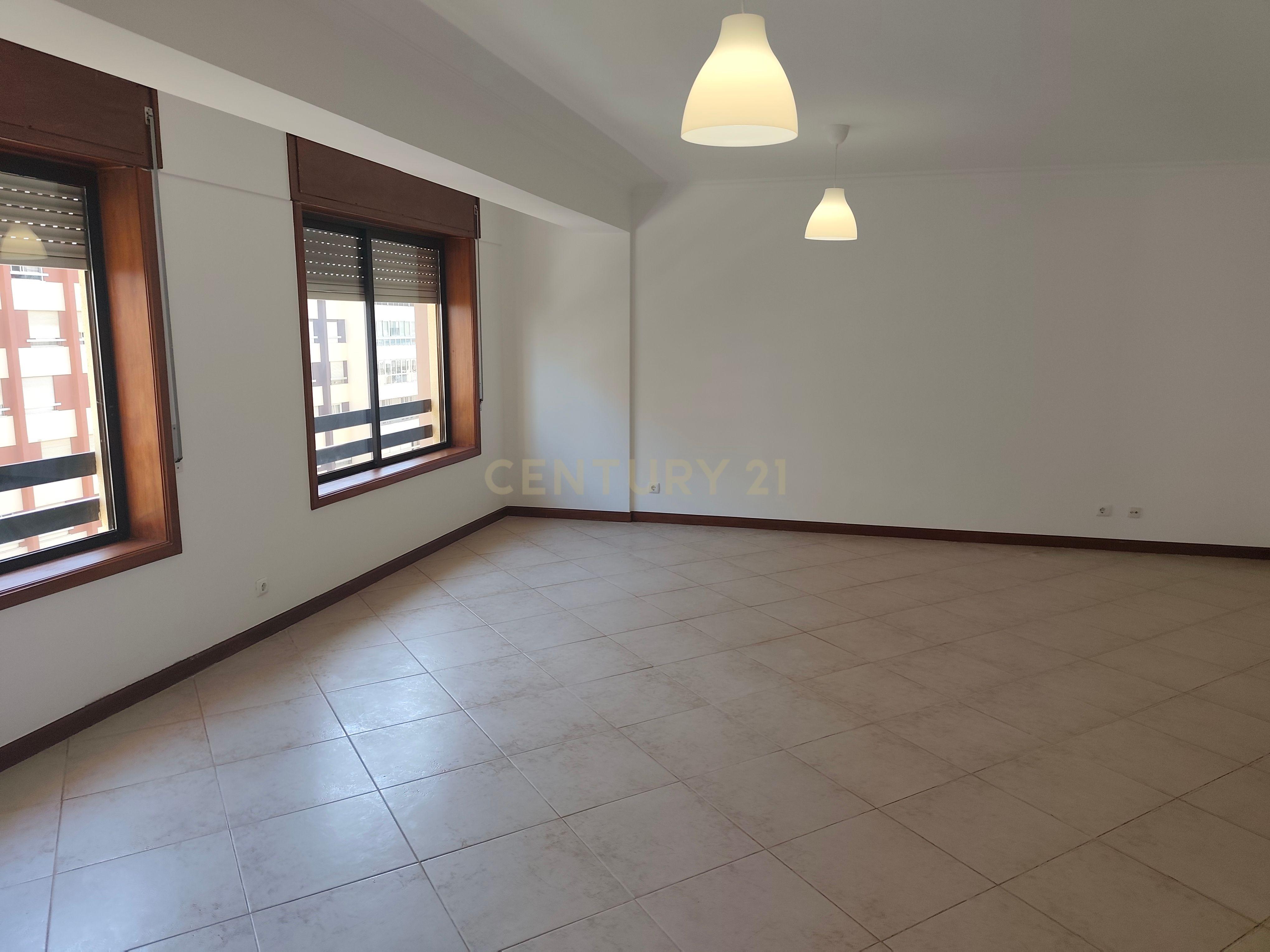 Fotografia 10 de Apartamento T3 Central em Nova Oeiras com Vista Agradável,