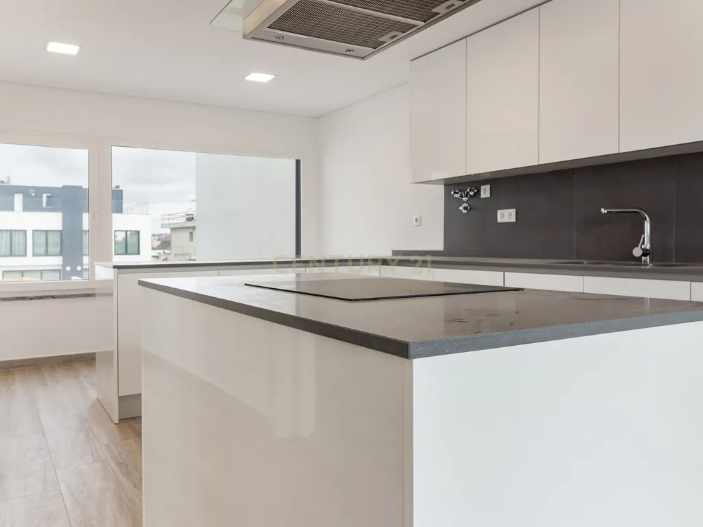 Oportunidade: Moradia T5 com jardim e piscina, na Sobreda, Almada. Em Venda! - Image 8