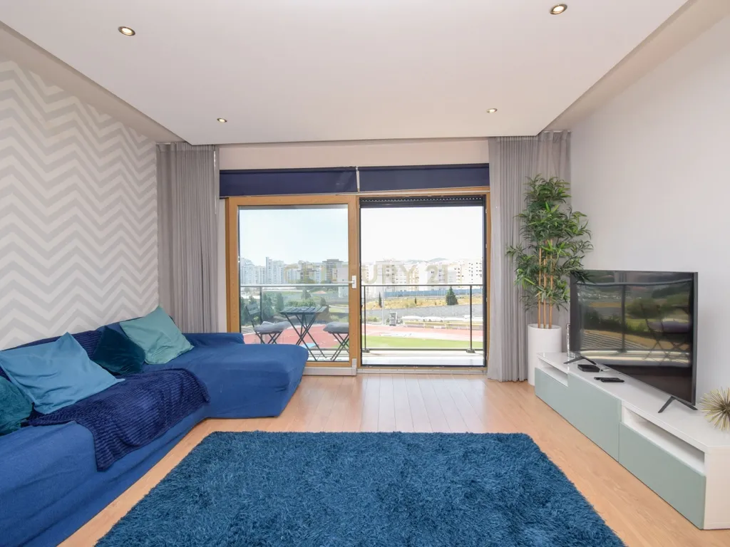 Apartamento T3 com Áreas Generosas e Vista Desafogada - Image 3