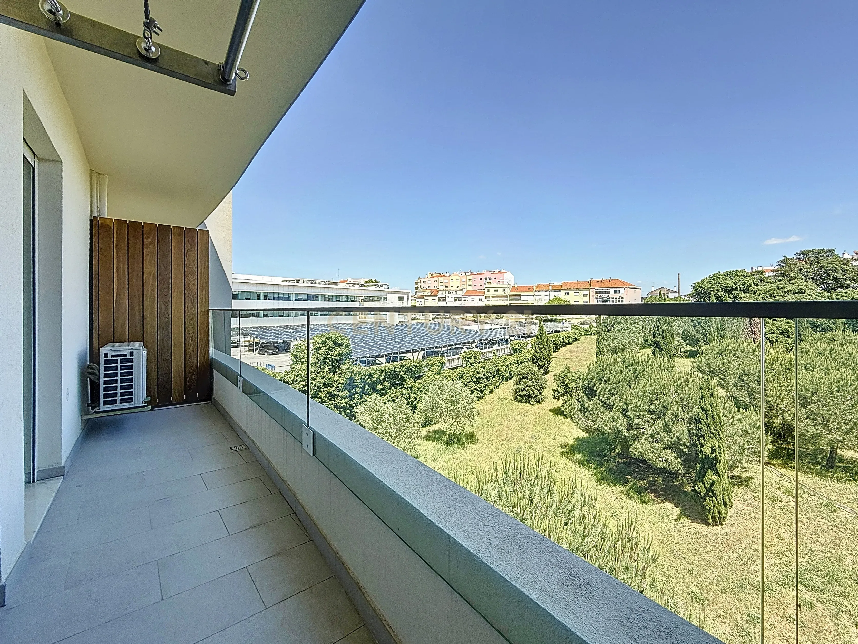 Apartamento T2 com Vista Rio, Semi-Novo, Empreendimento Seixal Baia / Vende-se com o mobiliário - Image 17