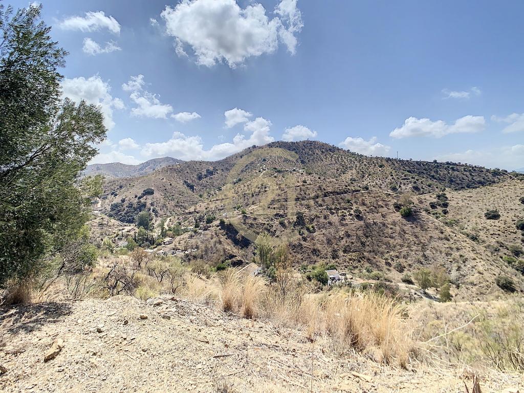 QUINTA RÚSTICA COM 11.000 m² DE TERRENO, PRIVACIDADE E VISTAS PANORÂMICAS EM ÁLORA - Image 25