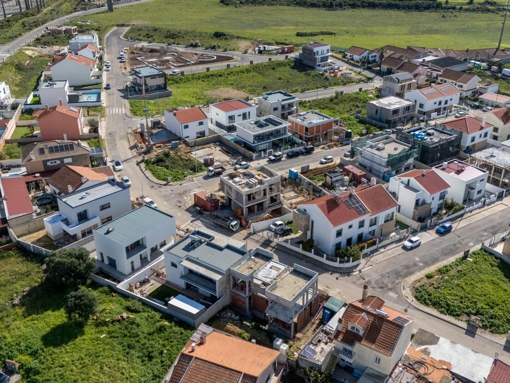 Moradia T4 contemporânea NOVA com 3 pisos em Trajouce, São Domingos de Rana, Cascais - Image 16