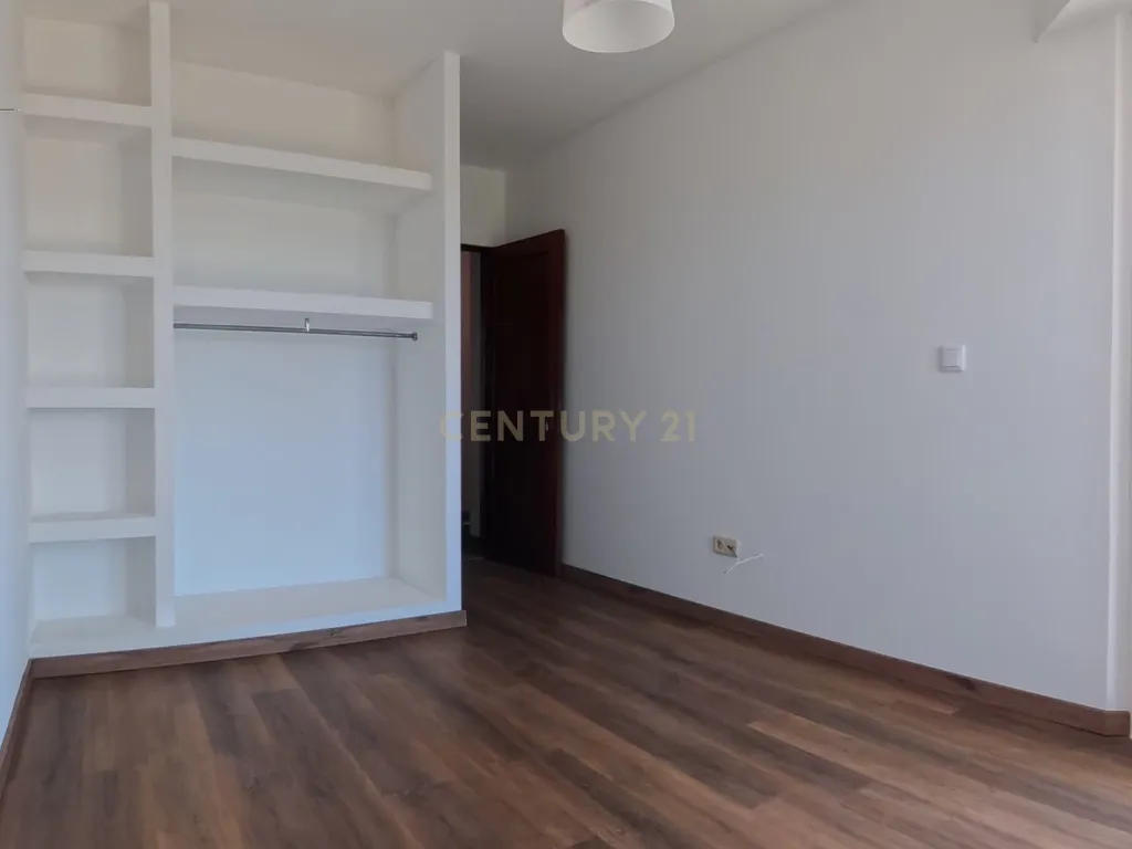 T2 Renovado com Garagem Fechada e 2 Varandas — Palmeira de Faro, Esposende - Image 18