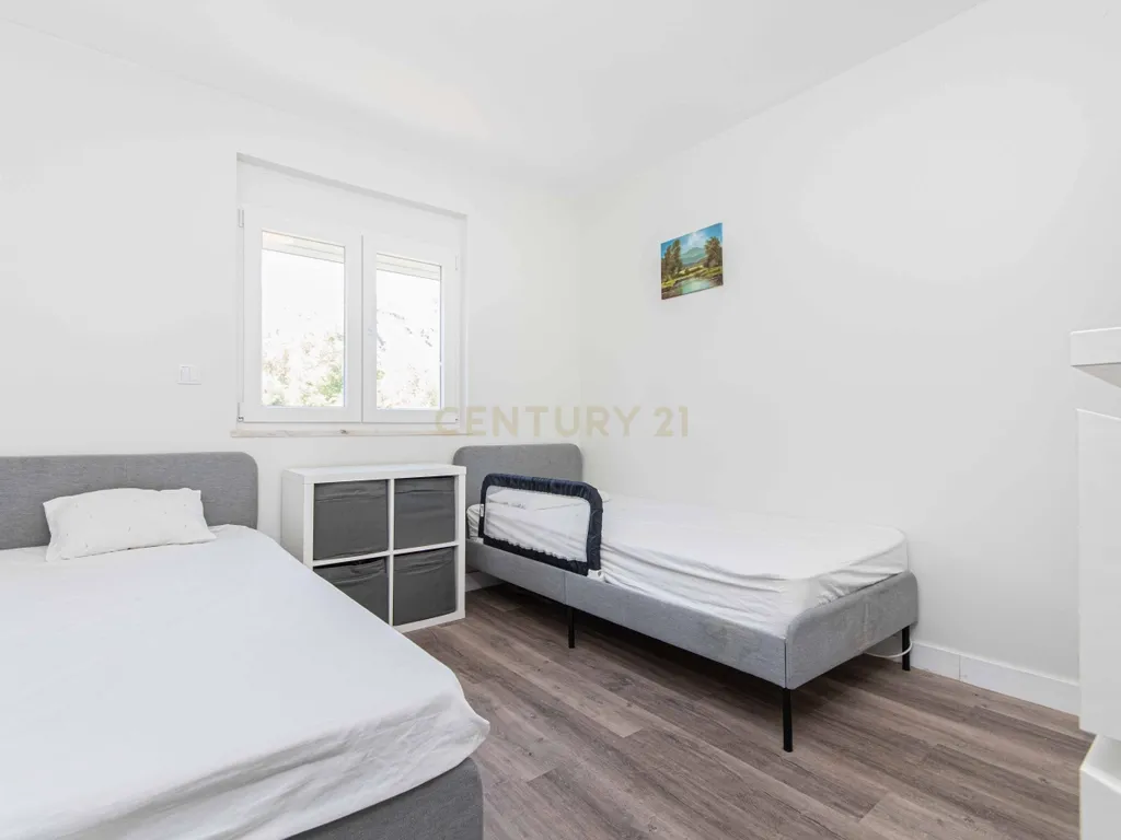 Apartamento T2 Renovado com Vista Panorâmica em Lisboa - Image 12