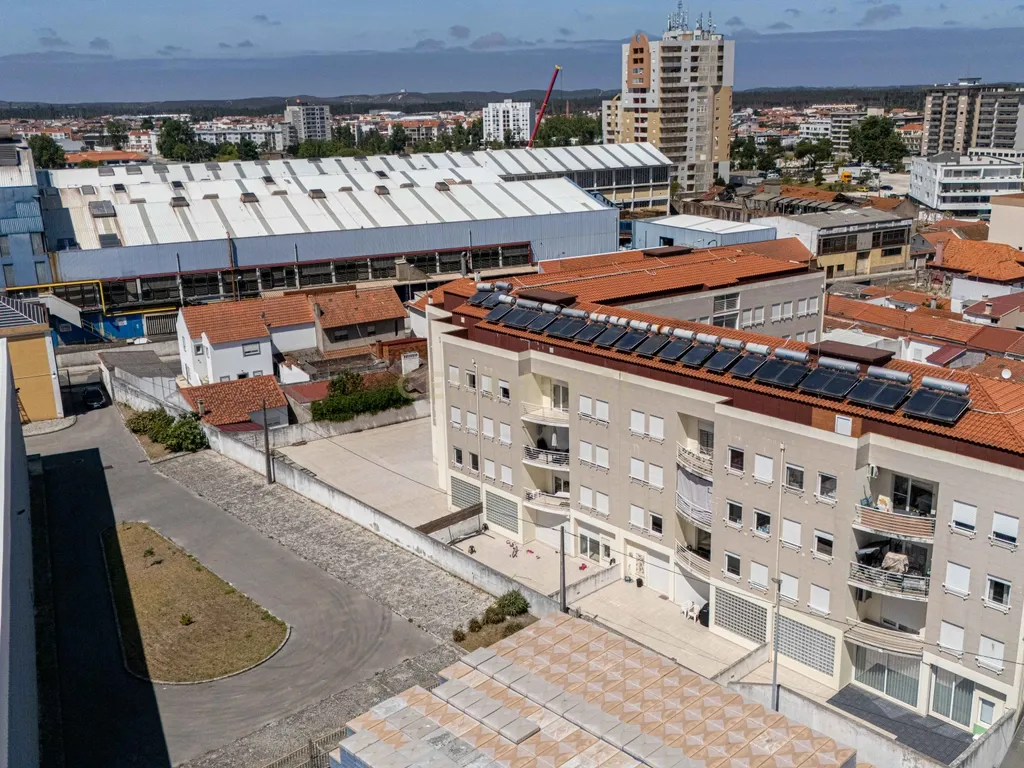 T4 Duplex Premium com Terraço / Arrecadação / 5 Lugares de Estacionamento / Marinha Grande - Image 53