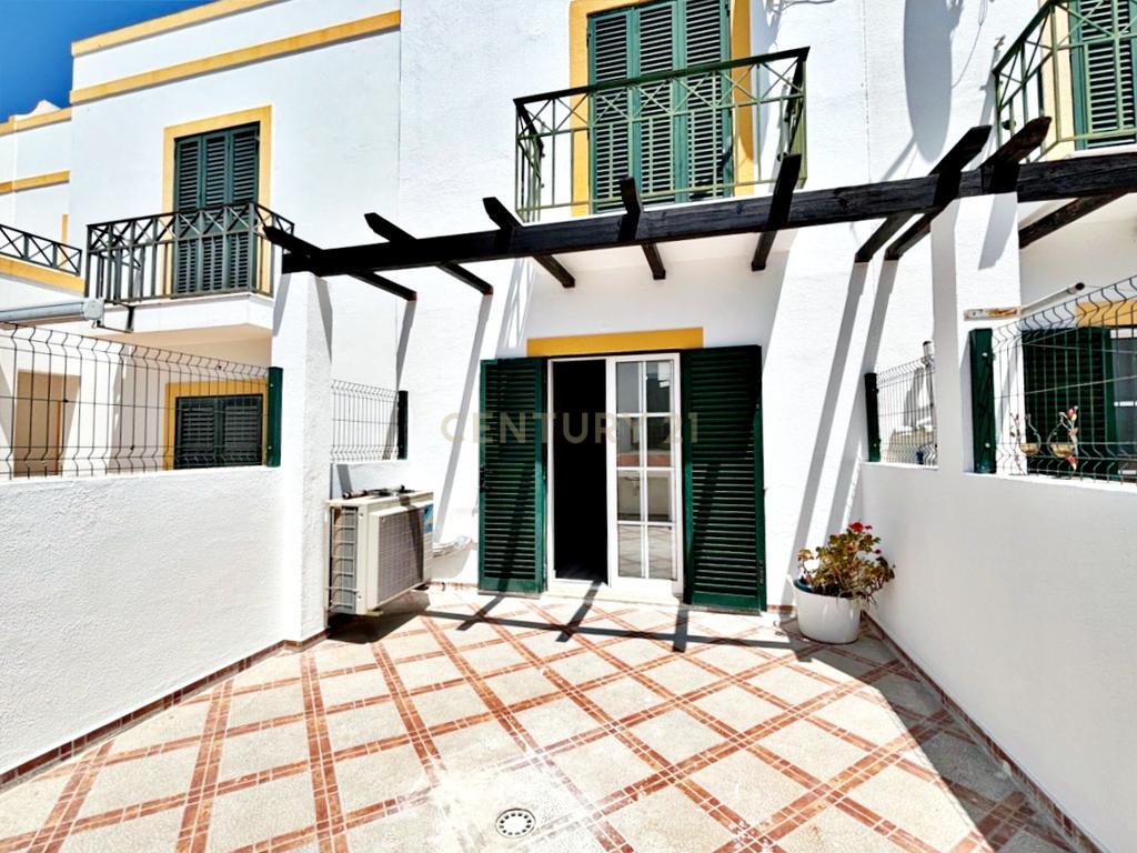 Moradia T2+1 em banda, situada na Urbanização do Mato Santo Espírito, em Tavira, totalmente remodelada e pronta a estrear. - Image 9