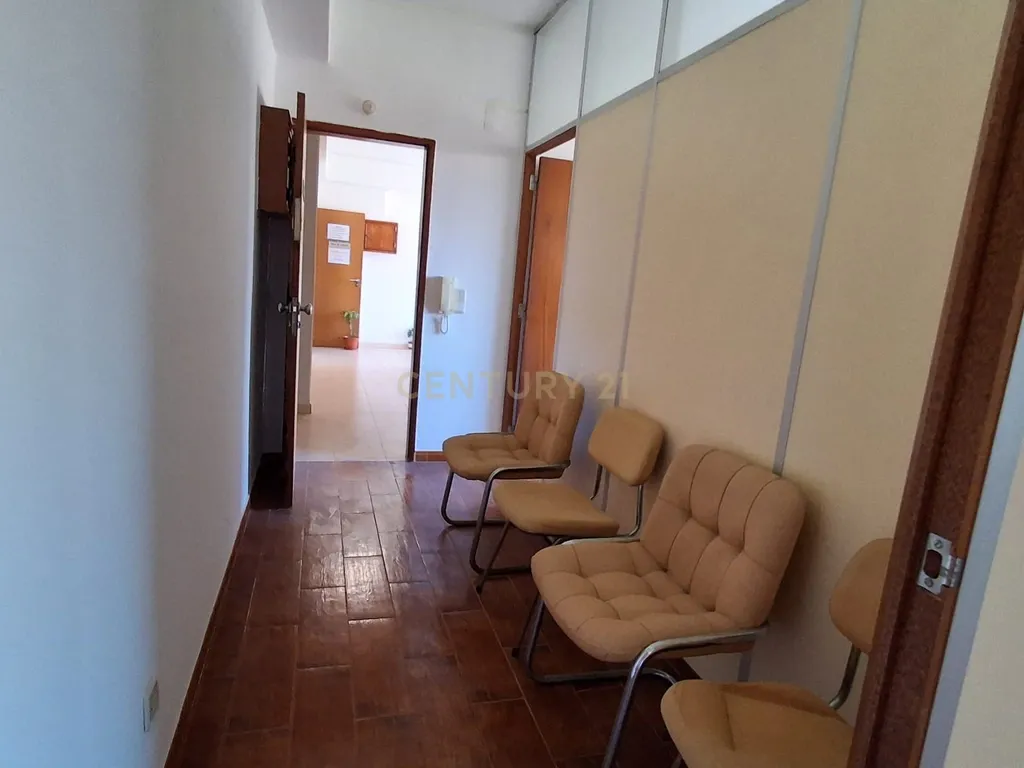 ATENÇÃO INVESTIDORES! Excelente oportunidade de investimento na Amadora. Escritório com 34 m² de área total, dividido em duas salas e corredor. - Image 6