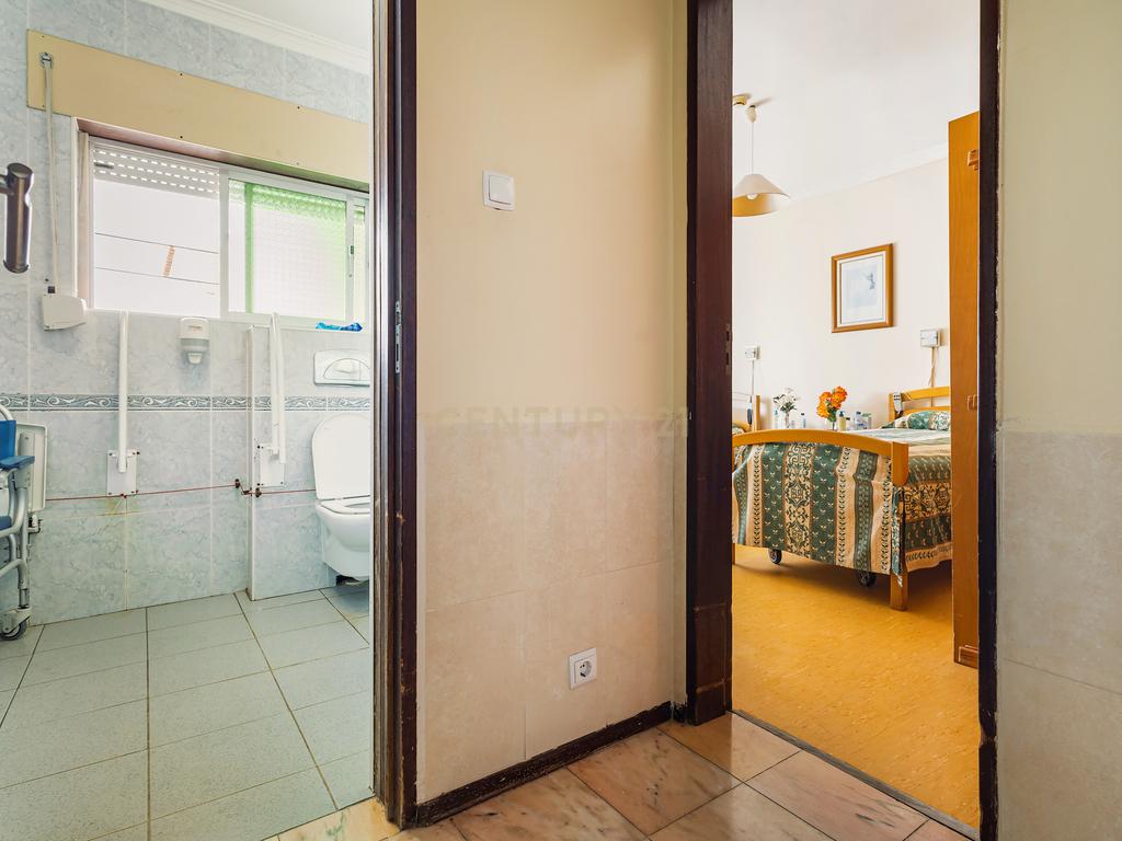 Moradia com Residência Sénior em Pleno Funcionamento à Venda - Image 9