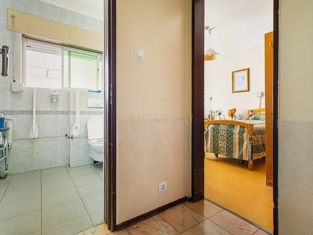 Moradia com Residência Sénior em Pleno Funcionamento à Venda - Image 9
