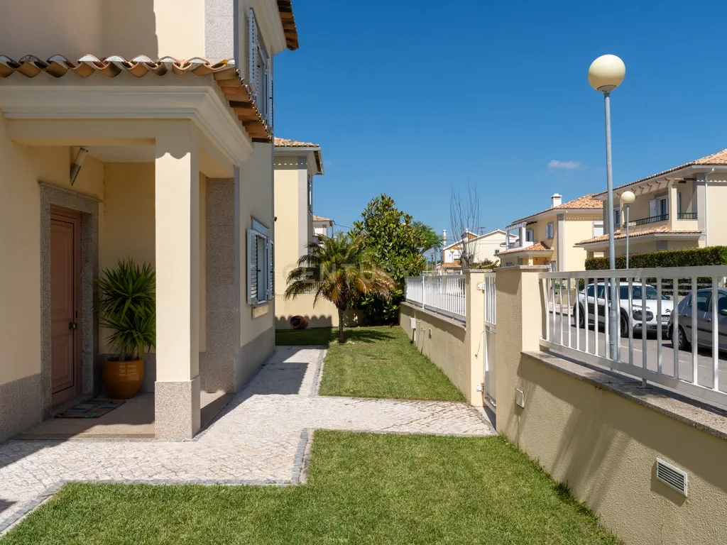 Moradia T4 em Azeitão com Jardim e Segurança 24h - Image 39