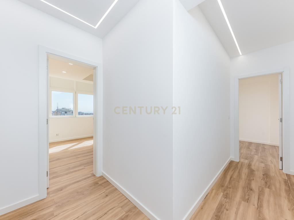 T2 Totalmente Remodelado com Terraço — Almada Centro. - Image 24