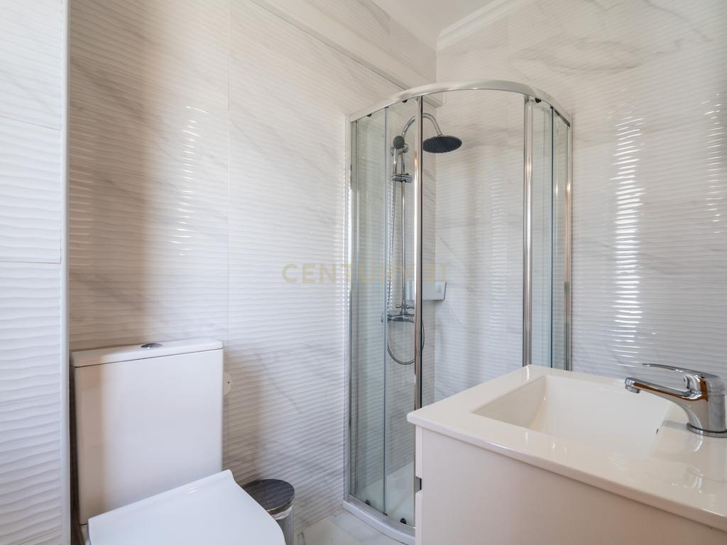 Moradia T2+1 geminada | Piscina - Garagem | Localização: Ferreiras, Centro - Image 28